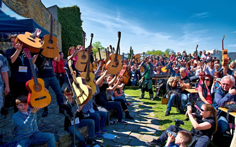 Hudebníci se pokusí pokořit rekord v počtu kytaristů hrajících na jednom místě. Součástí akce bude festival Blues nad Bečvou