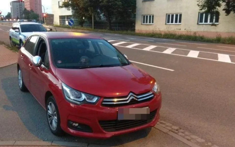 Chtěl odvézt opilého kamaráda domů. Přitom si popletl pedály