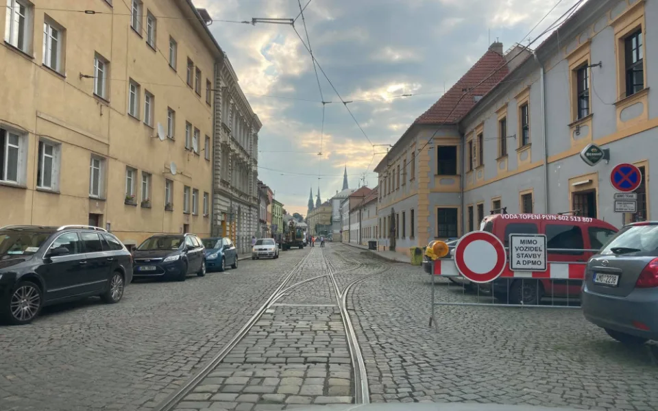 Další uzavírka v centru města. Do konce měsíce neprojedete Sokolskou ulicí