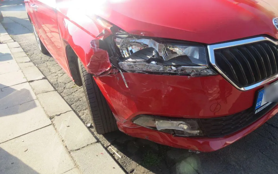 Řidička bourala do elektrického rozvaděče. Proklouzl jí volant