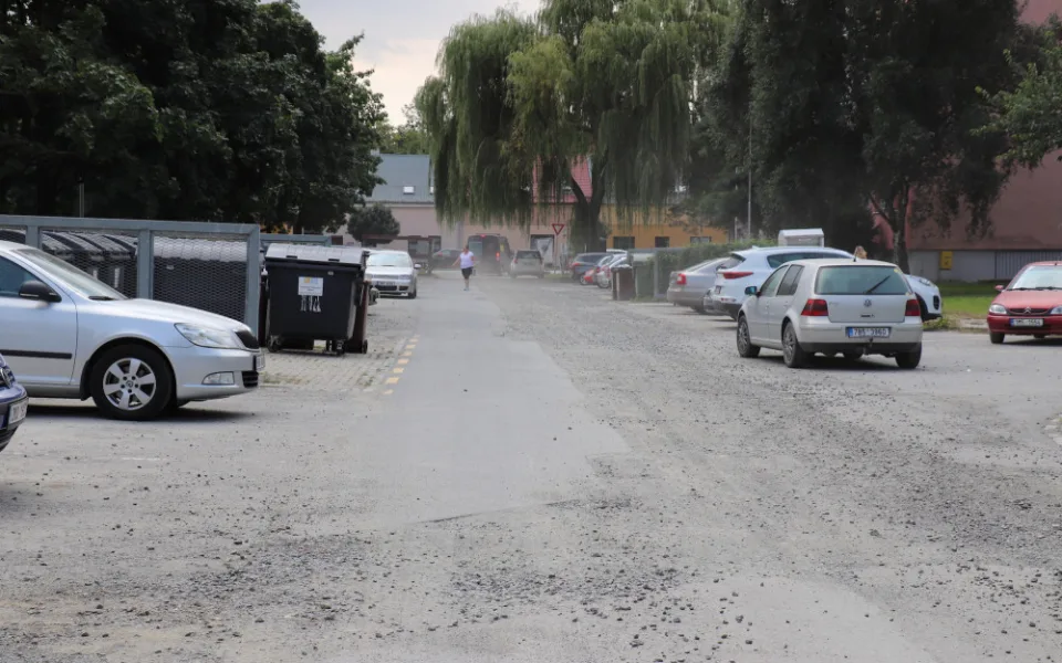 Prach, který se vznáší nad silnicí, se brzy stane minulostí. Cesta dostane nový asfaltový povrch. 
