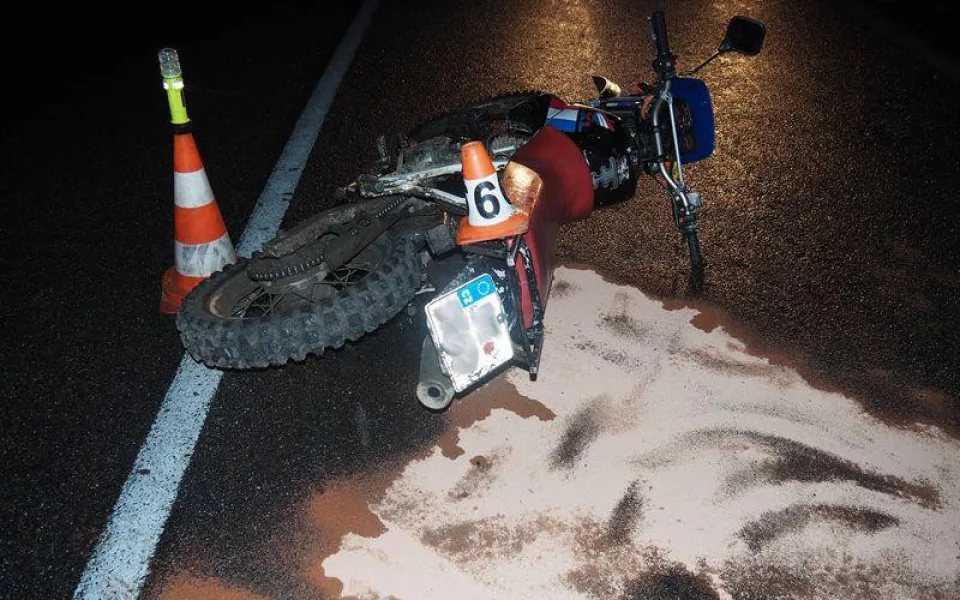 Opilý motorkář boural do svodidel. Přišel o necelých třicet tisíc a registrační značku