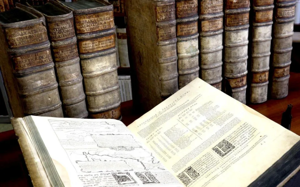 Ukradené překlady bible se vrátily do Olomouce. Celá sbírka Pařížské polygloty bude k vidění v září
