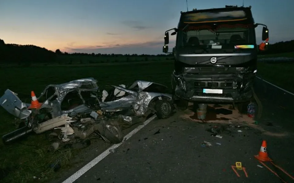 Řidič BMW na místě zemřel po srážce s nákladním vozidlem. V rychlosti nezvládl projet zatáčku
