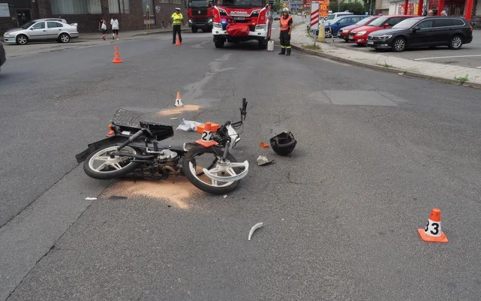 Policie se obrací na svědky dopravní nehody v Zábřehu. Řidička mopedu je ve vážném stavu