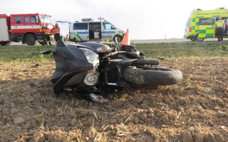 FOTO: Žena havarovala na motorce se spolujezdcem. Oba skončili v nemocnici