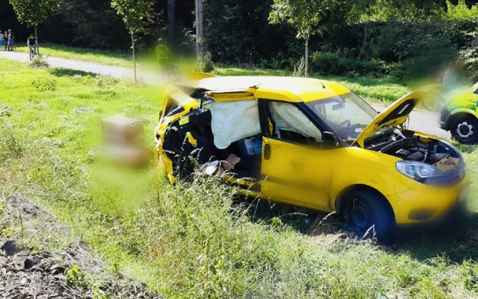 AKTUÁLNĚ: Ve Velké Bystřici se srazil vlak s osobním autem. Řidič vozu utrpěl zranění