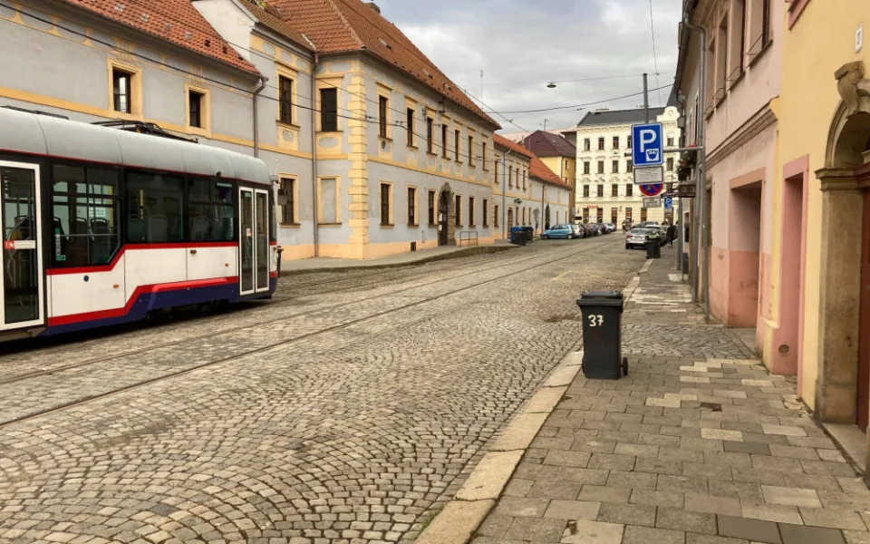 Část ulice Sokolská byla kvůli opravám kolejí uzavřena.