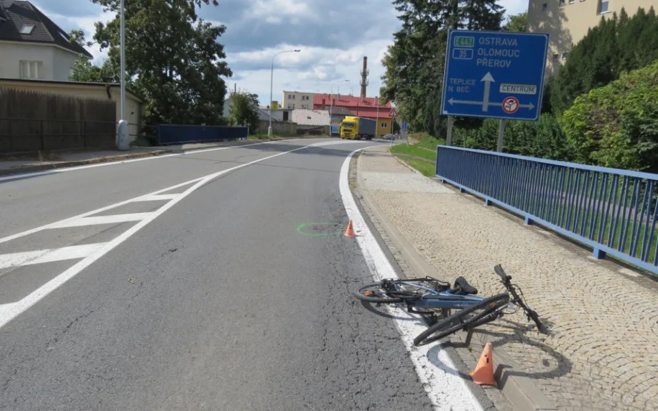 Řidič bílé dodávky srazil při předjíždění cyklistku na elektrokole a z místa nehody ujel. Pátrá po něm policie