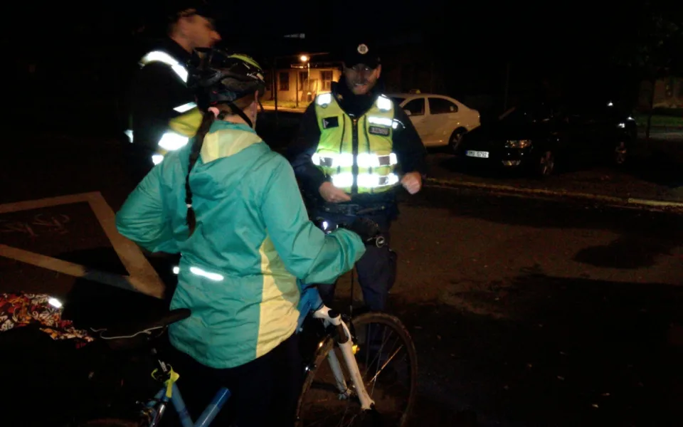 Policisté ráno kontrovali viditelnost cyklistů. V budoucnu v tom hodlají pokračovat