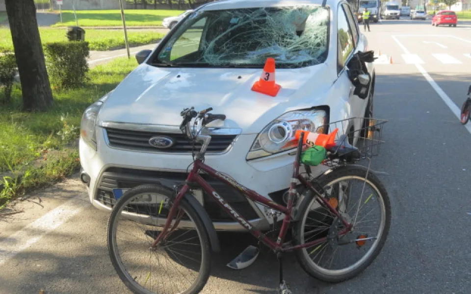 Opilý řidič srazil na přechodu pro chodce třiaosmdesátiletého cyklistu. Ten utrpěl vážná zranění