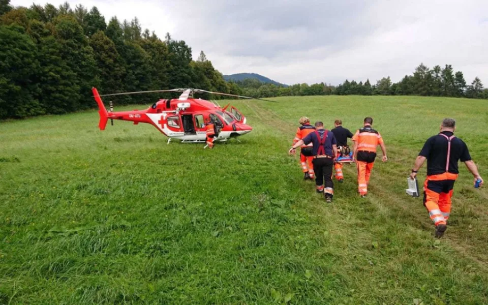 FOTO: Chlapec spadl ze skály na školním výletu a těžce se zranil.