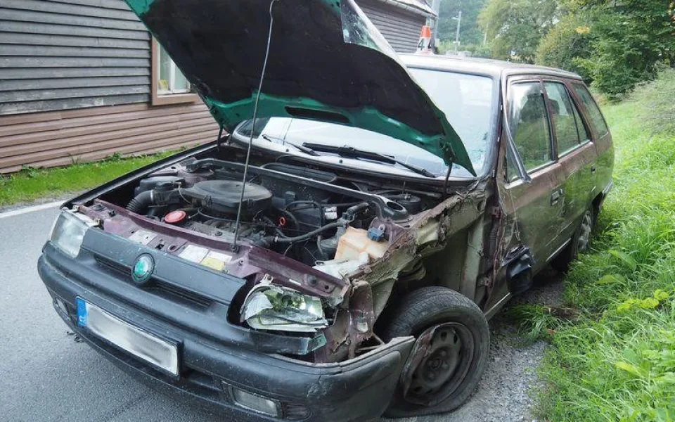 Mladík ukradl auto bez technické a po chvíli naboural do jiného vozidla. Neměl ani řidičák