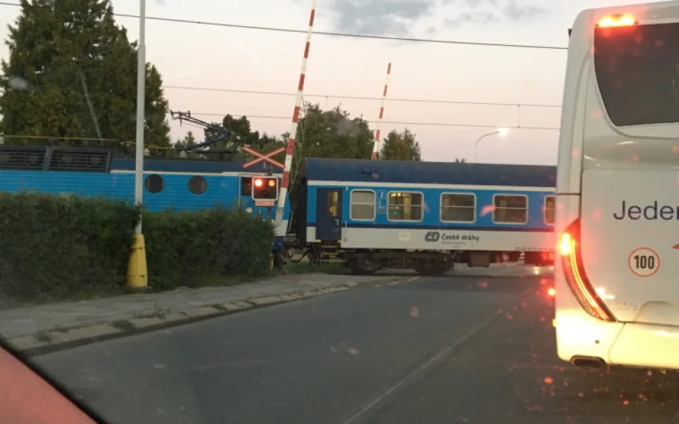 VIDEO: Stačilo pár sekund a mohlo dojít k tragické nehodě,  přes přejezd bez spuštěných závor projížděl vlak