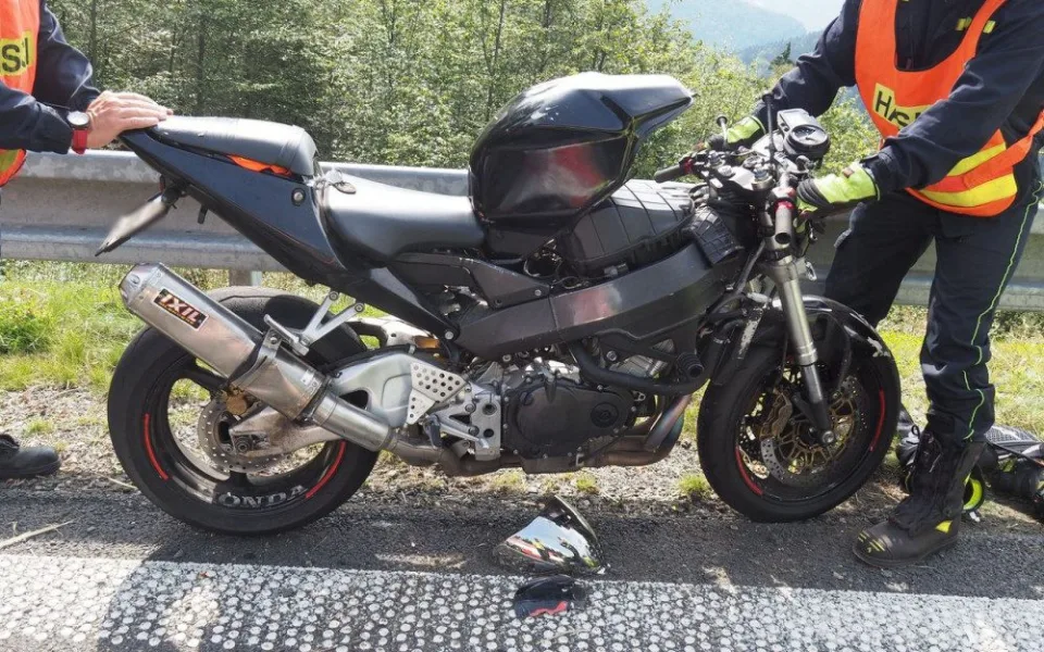 Na Červenohorském sedle se zranil motorkář. Zasahoval vrtulník, silnice musela být uzavřena