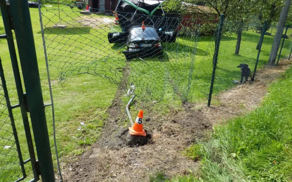 Řidič prorazil plot a naboural do dětské trampolíny.