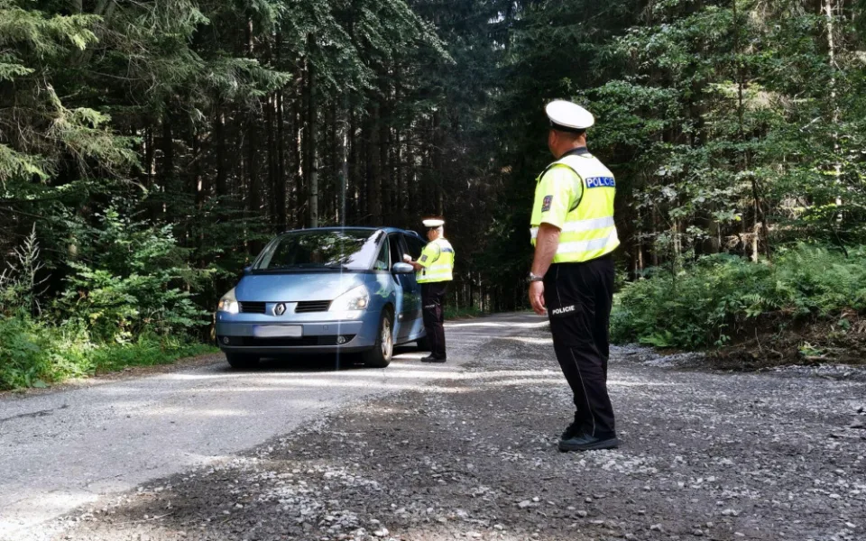 Policisté pokutovali neukázněné řidiče. Společně s lesníky odhalili třináct přestupků