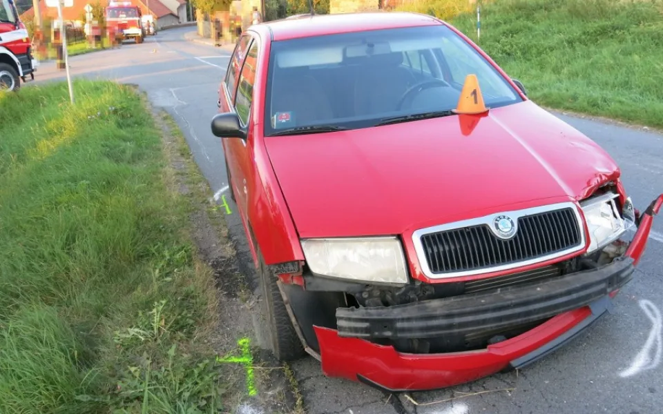Řidiče auta při průjezdu křižovatkou oslnilo slunce. Foto z místa nehody.