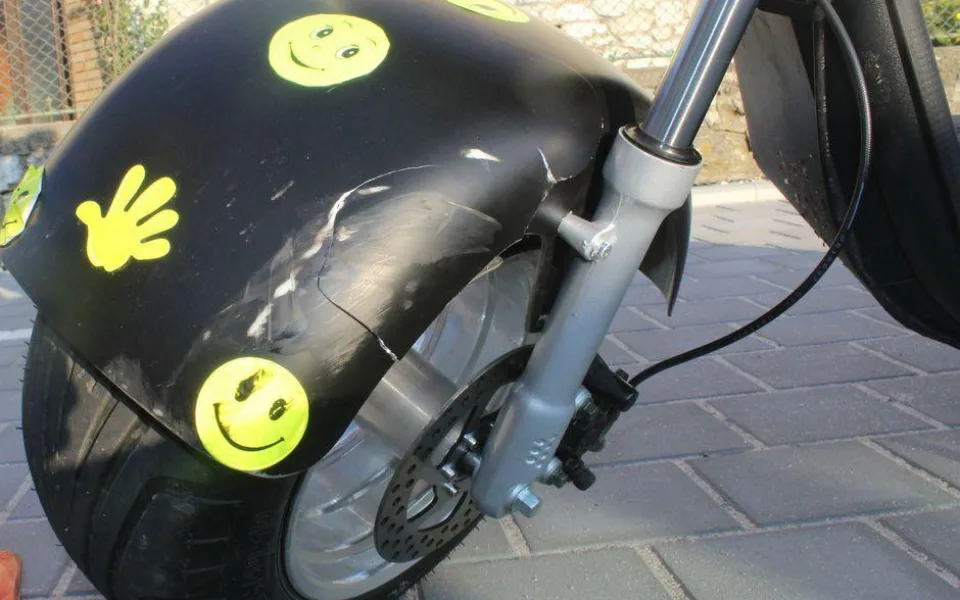 Opilý řidič elektrokoloběžky narazil u přechodu pro chodce do auta