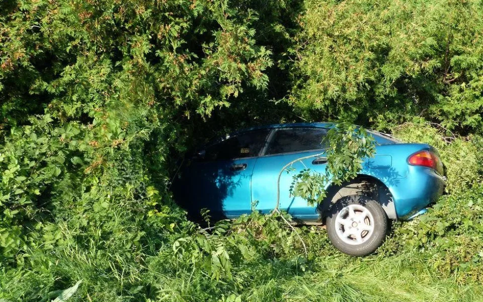 Řidička nezvládla řízení a skončila v živém plotě blízkého domu. Foto z místa nehody.