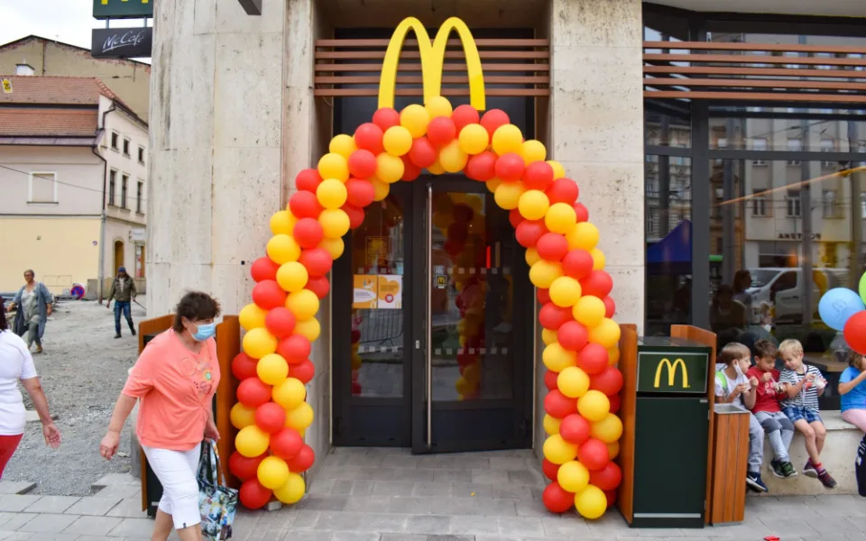 FOTO: Nový McDonald's v Olomouci. Podívejte se, jak vypadá restaurace s unikátním designem