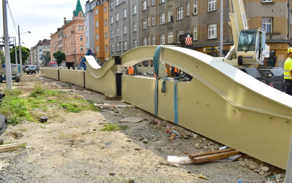 FOTO: K mostu na Masarykově třídě se z Itálie začaly dovážet kovové konstrukce