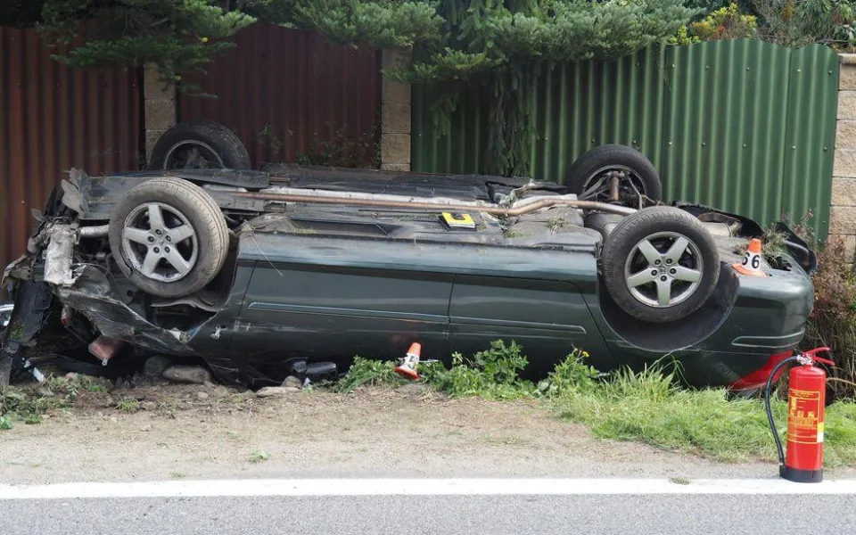Auto skončilo na střeše. Foto z místa nehody.