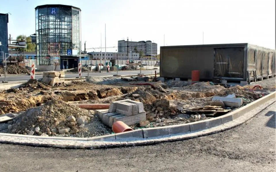 Autobusové nádraží má novou výpravní budovu. Bude mít ekologickou střechu