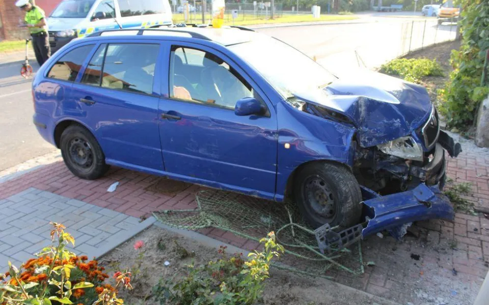 Nehoda odhalila muže, na něhož byl vydán příkaz k výkonu trestu. Způsobil si ji sám