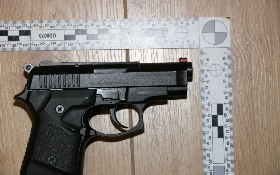 U zadrženého muže doma policie našla také zbraně.