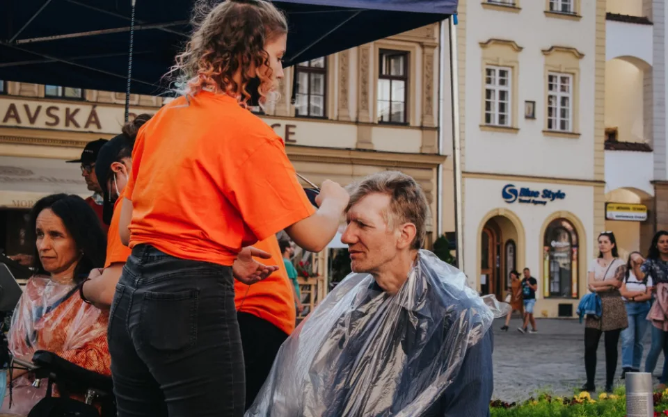 Studentky Štursovky na Horním náměstí ostříhaly handicapované zájemce.