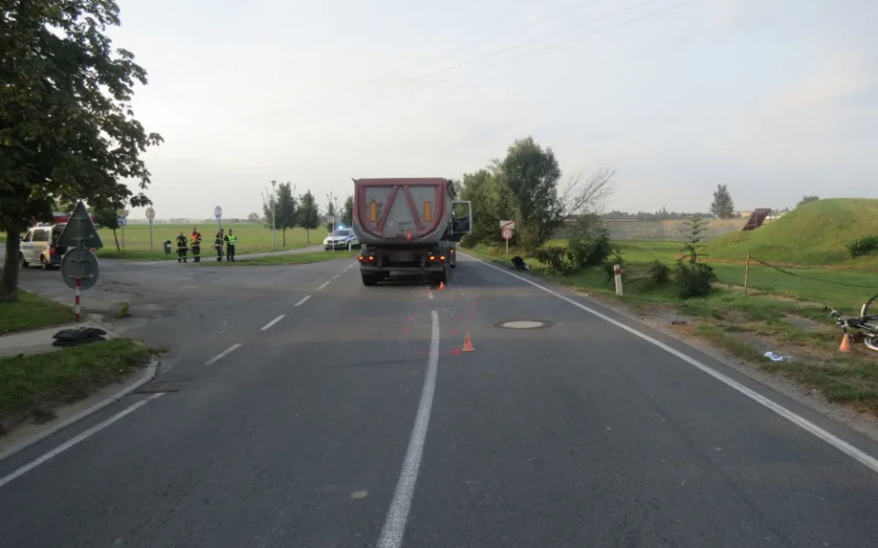 Nákladní auto cyklistku předjíždělo v místě křižovatky. 