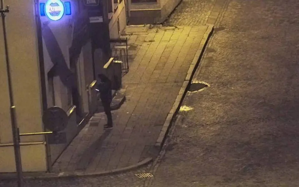 Provozovatel baru se snažil obejít nařízení. Hosty po desáté večer pouštěl na zavolání