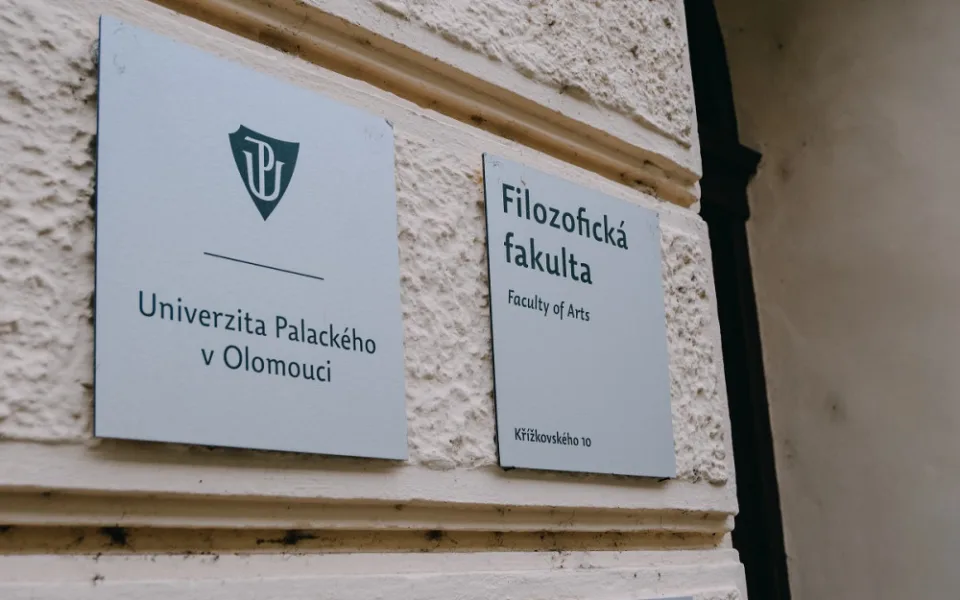 Univerzita Palackého se dále snaží zachovat prezenční výuku, omezuje skupiny