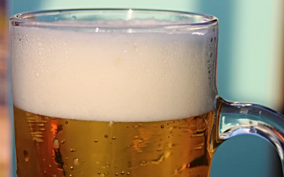 Pivo v Česku zdražuje. Po dalších značkách zvýšil ceny i Staropramen