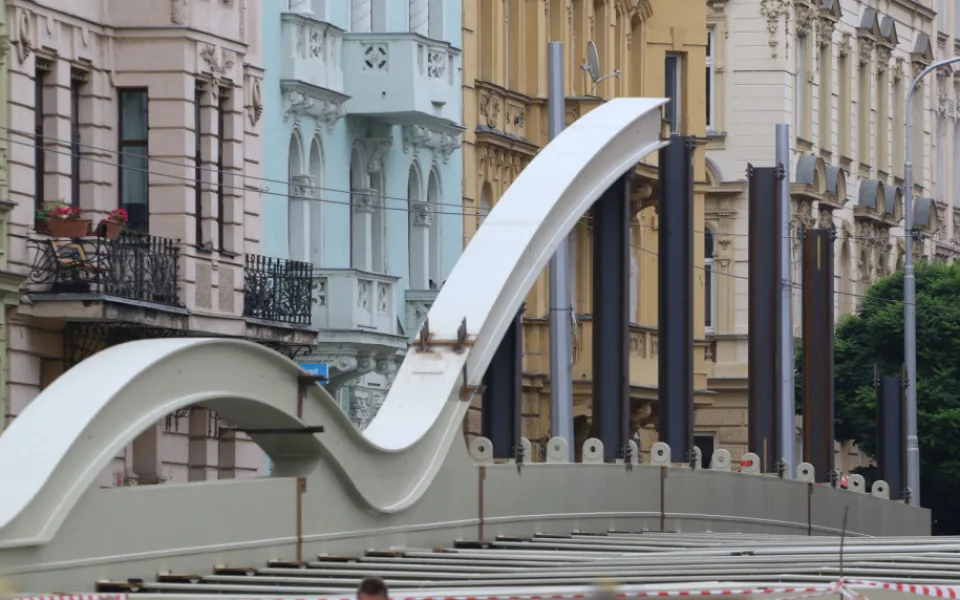 FOTO: Z Itálie přijely komponenty nového mostu. Přezdívá se mu Rejnok
