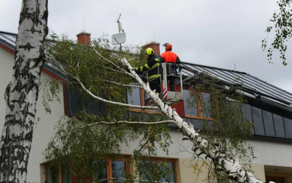 Hasiči během víkendu zasahují u mnoha událostí způsobených silným větrem