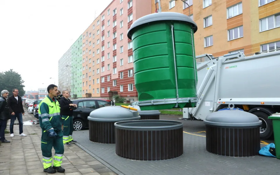 Na olomouckém sídlišti Nové Sady jsou nové velkokapacitní kontejnery.