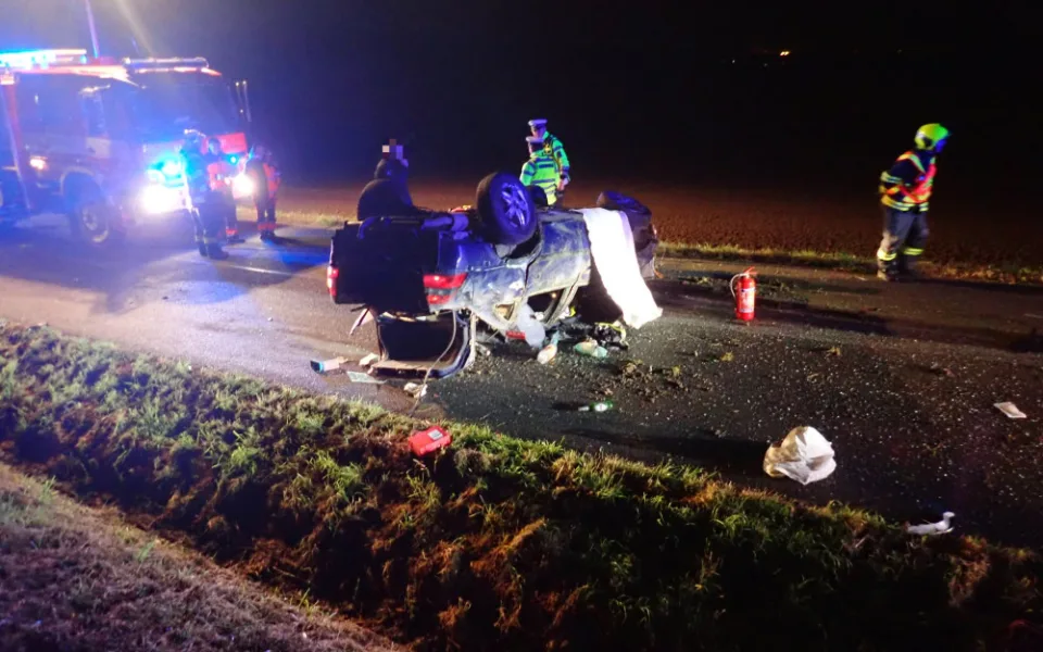 Mladý muž skončil s autem na střeše. Zraněním na místě podlehl
