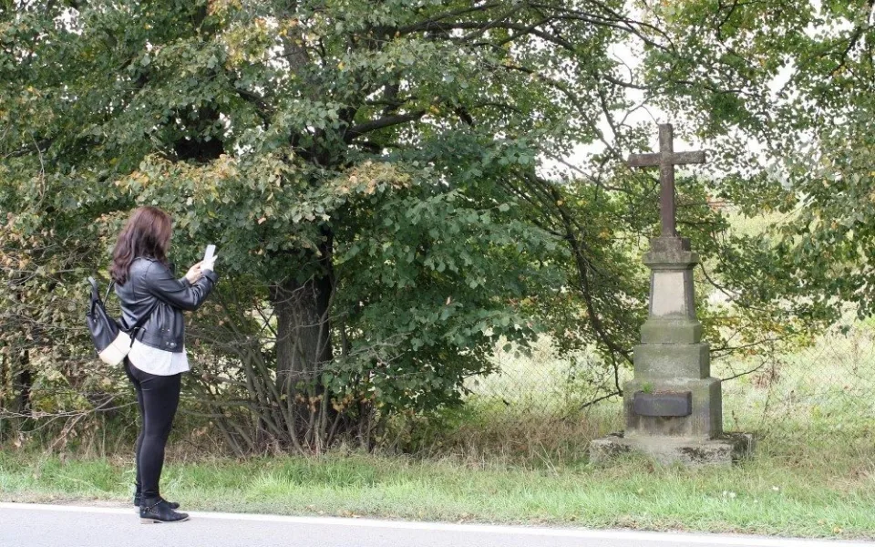 Kamenný kříž bez majitele si osvojilo město. Kvůli stavbě dálnice ho přesunulo na jiné místo