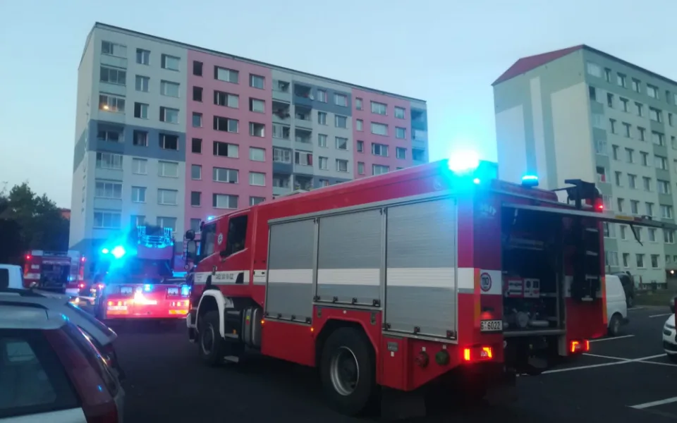 FOTO: Hasiči zachránili dítě a další dvě osoby z hořícího bytu panelového domu