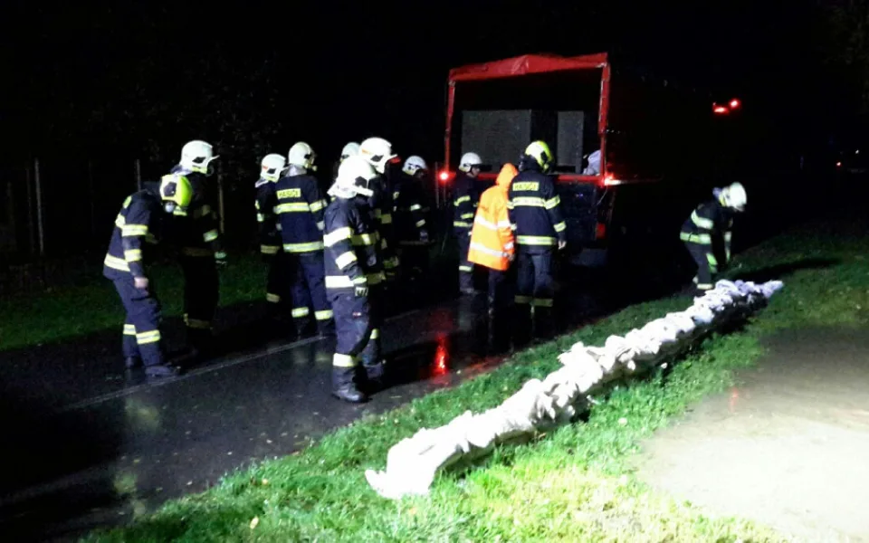 Hasič zasahují u rozvodněných řek
