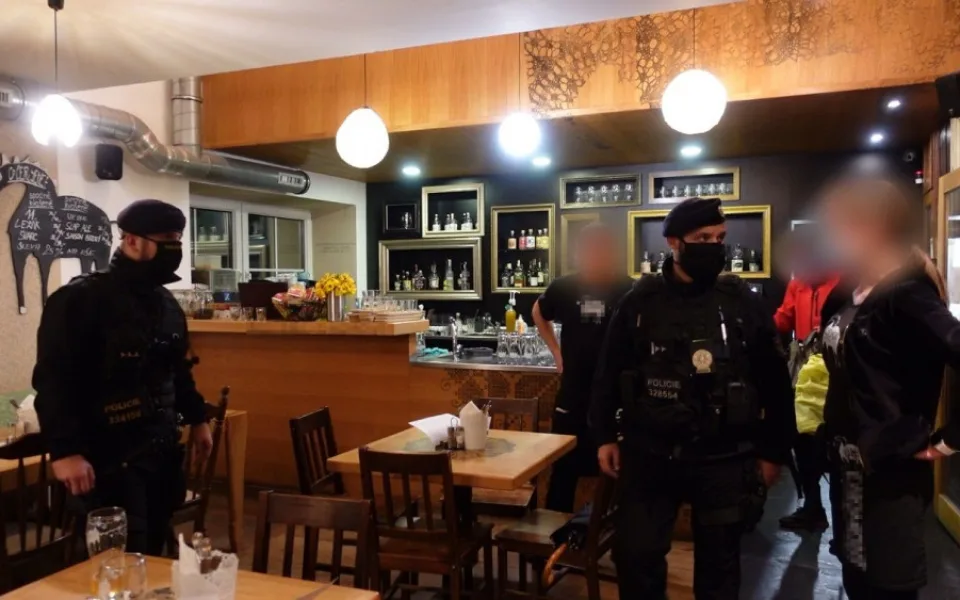 Policie při kontrole jednoho z olomouckých podniků.