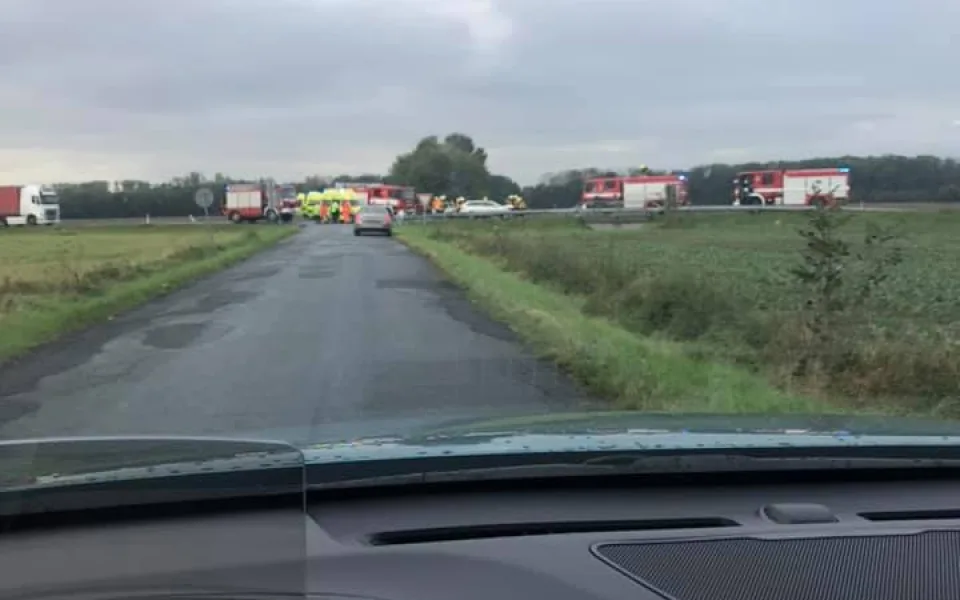 U Chomoutovského jezera se ve čtvrtek ráno srazila dvě auta. Doprava musela být odkláněna přes Horku