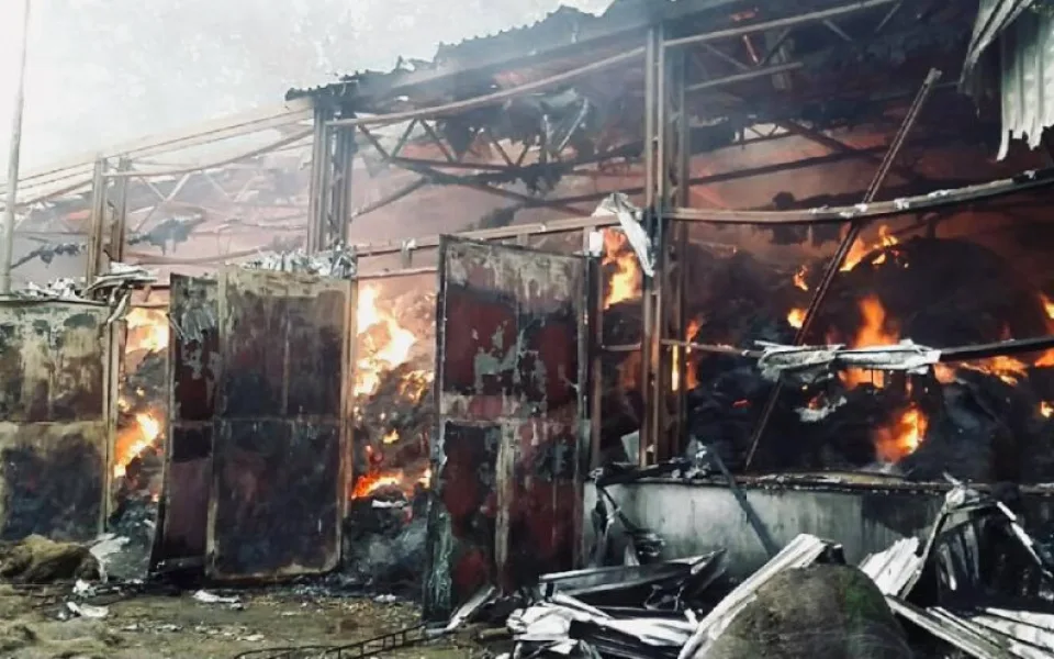 FOTO: V Mikulovicích na Jesenicku hoří hala s uskladněným senem