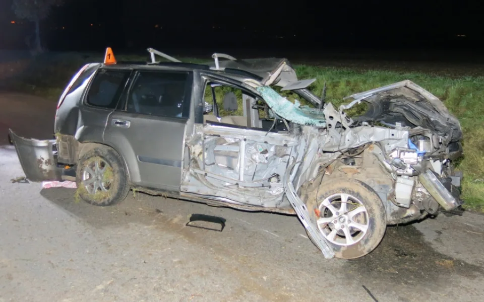 Po srážce s traktorem se auto dostalo do smyku a přetočilo se na střechu. Foto z místa nehody.