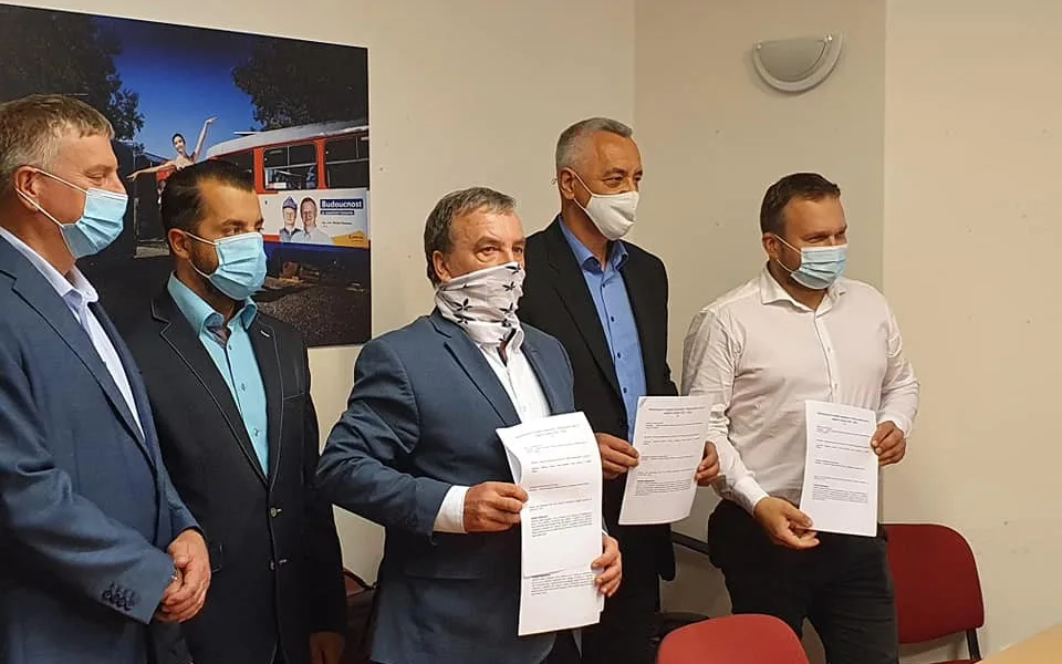 Koalice při podpisu memoranda 12. října 2020.