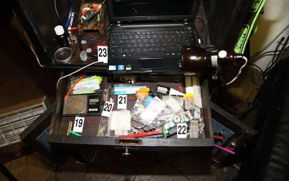 FOTO: Policisté opět našli pervitin a marihuanu u stejného muže. Zatím je na svobodě