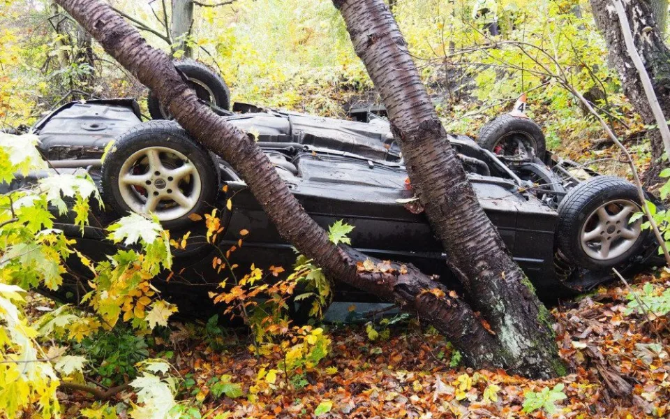 Auto se při nehodě převrátilo na střechu.