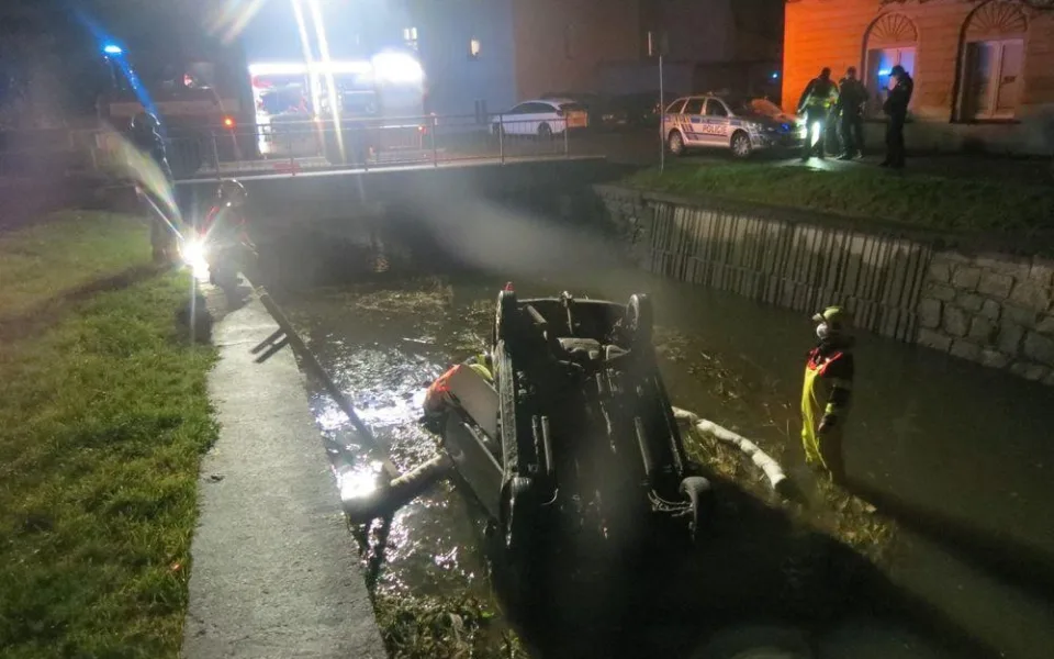 Auto se při pádu do vody převrátilo na střechu.